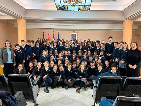 Imagen Escolares del colegio M.M. Concepcionistas conocen el funcionamiento de la Diputación dentro de las actividades conmemorativas de la Constitución